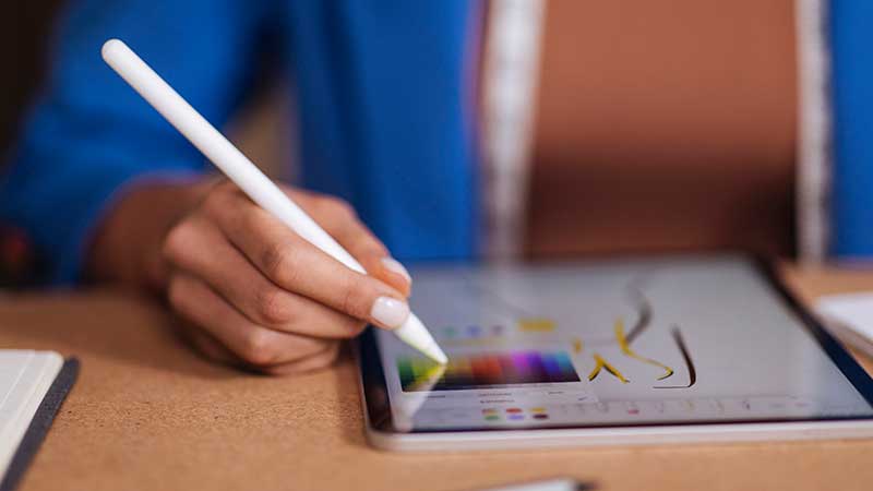 Mulher a usar o tablet com caneta